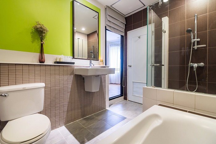 The Dawin Bangkok Hotel — Bathroom