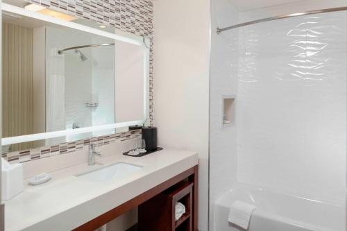 The Deland Hotel — Bathroom