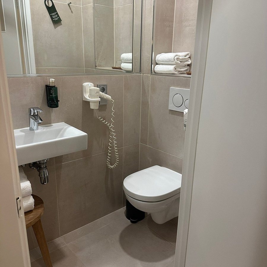 The Delphi Amsterdam Townhouse — Bathroom