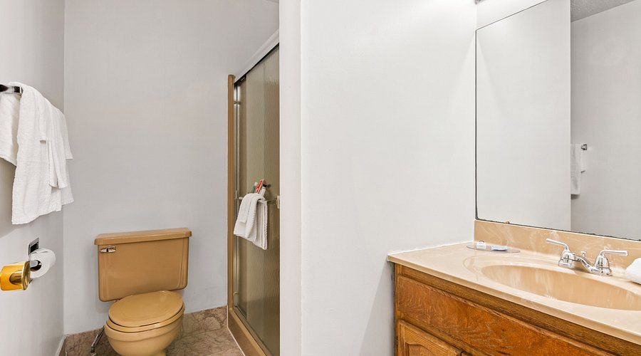 The Dempsey Manor B B — Bathroom