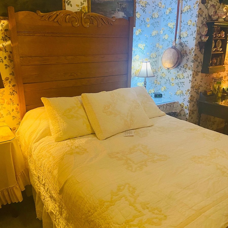 The Dempsey Manor B B — Guest room