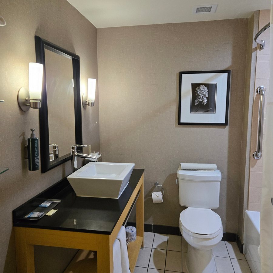 The Douillet By Demeure Hotels — Bathroom