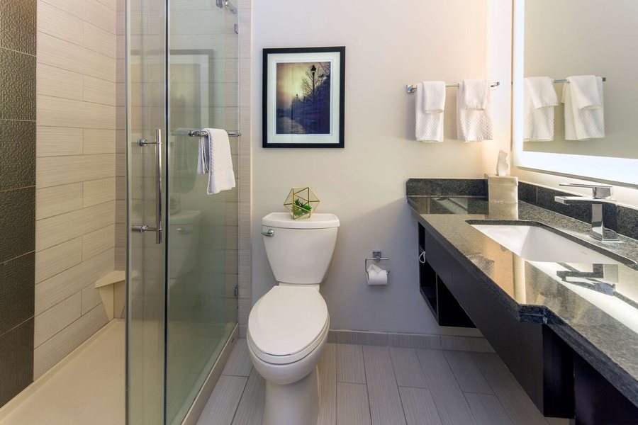 The Drayton Hotel Savannah Curio Collection By Hilton — Bathroom