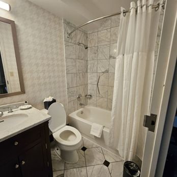 The Dunhill Hotel — Bathroom