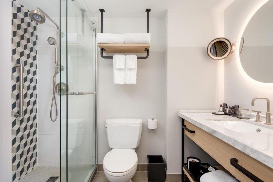 The Duniway Portland a Hilton Hotel — Bathroom