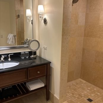 The Edgewater Hotel Madison Wisconsin — Bathroom