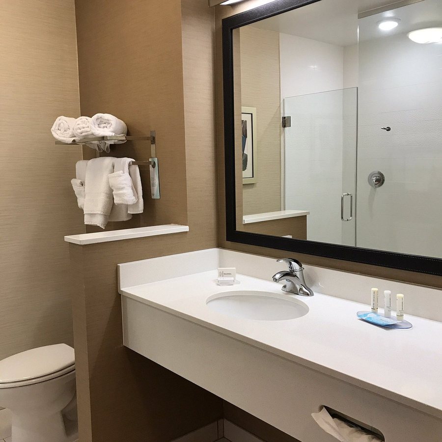 The Edgewood Hotel and Suites Fairbury Nebraska — Bathroom