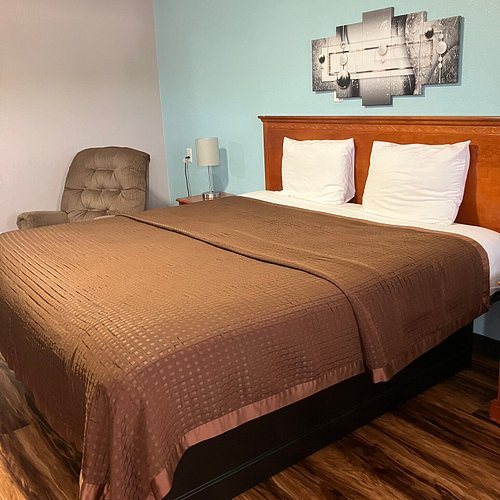 The Edgewood Hotel and Suites Fairbury Nebraska — Guest room
