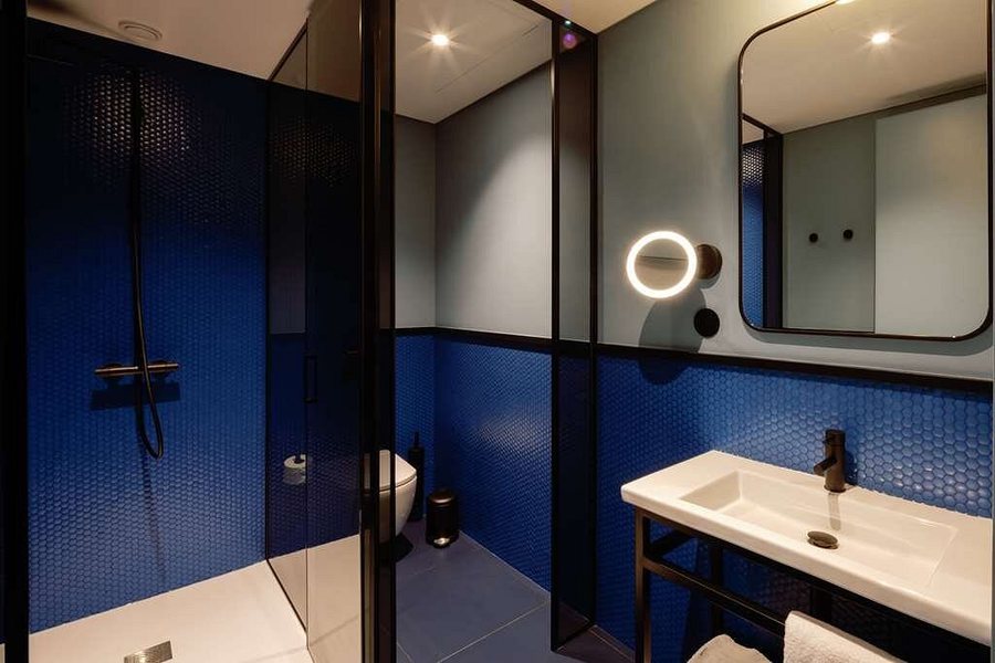 The Editory Riverside Santa Apolonia Hotel — Bathroom
