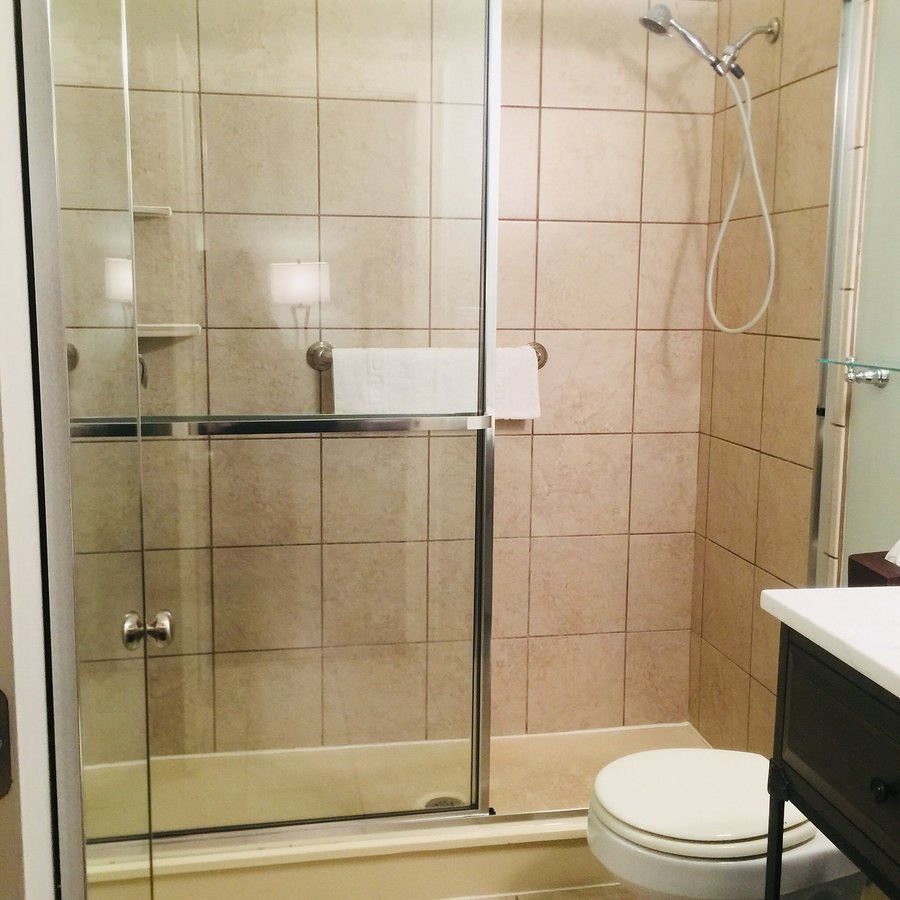 The Elliott House Inn — Bathroom