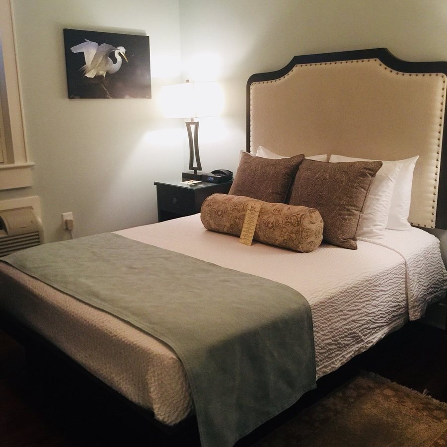 The Elliott House Inn — Guest room