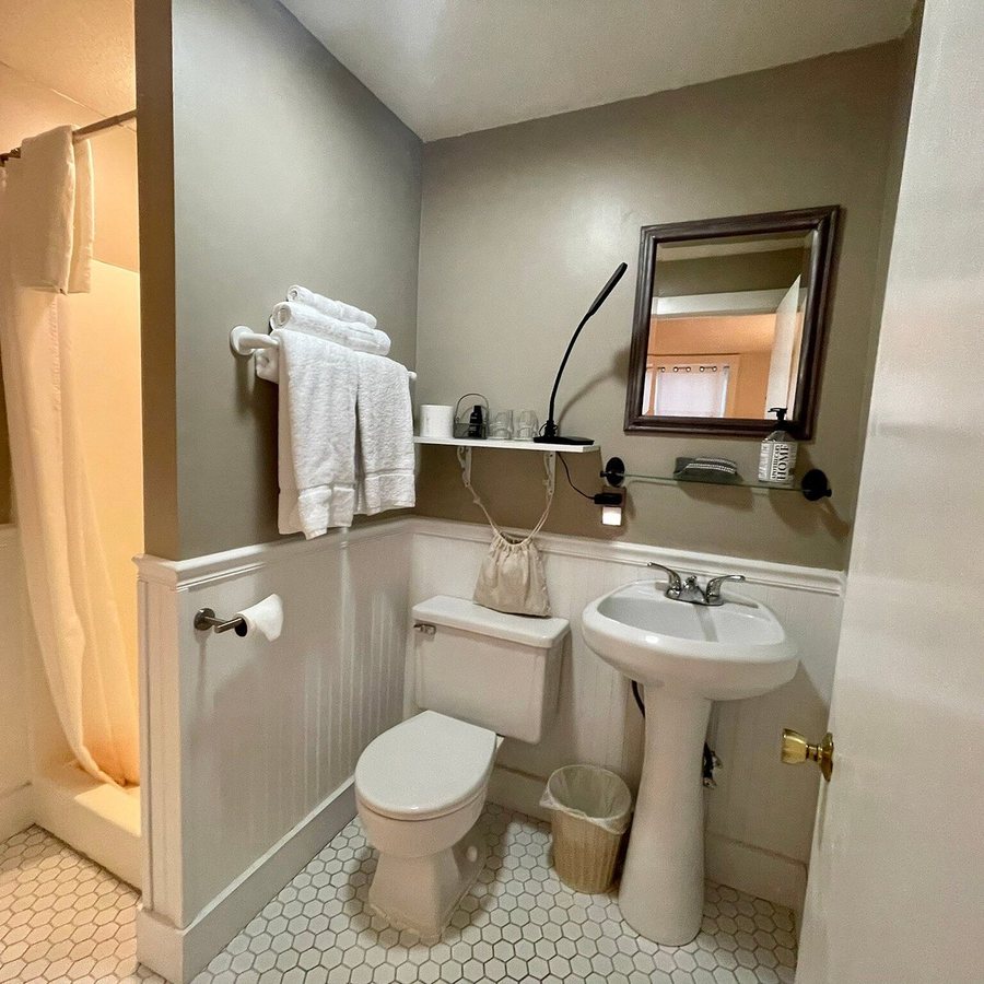 The Elm City Carriage Barn Bed Breakfast — Bathroom
