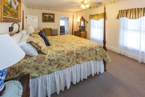 The Elmhurst Inn — Guest room