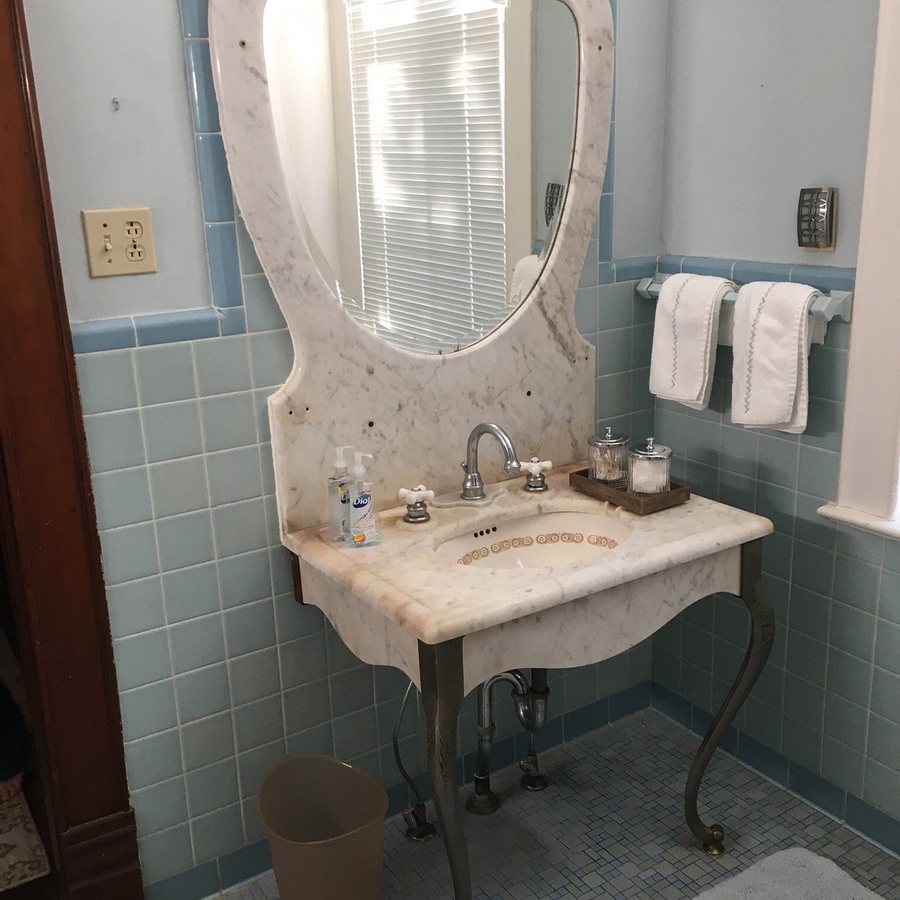 The Elms Bed and Breakfast — Bathroom