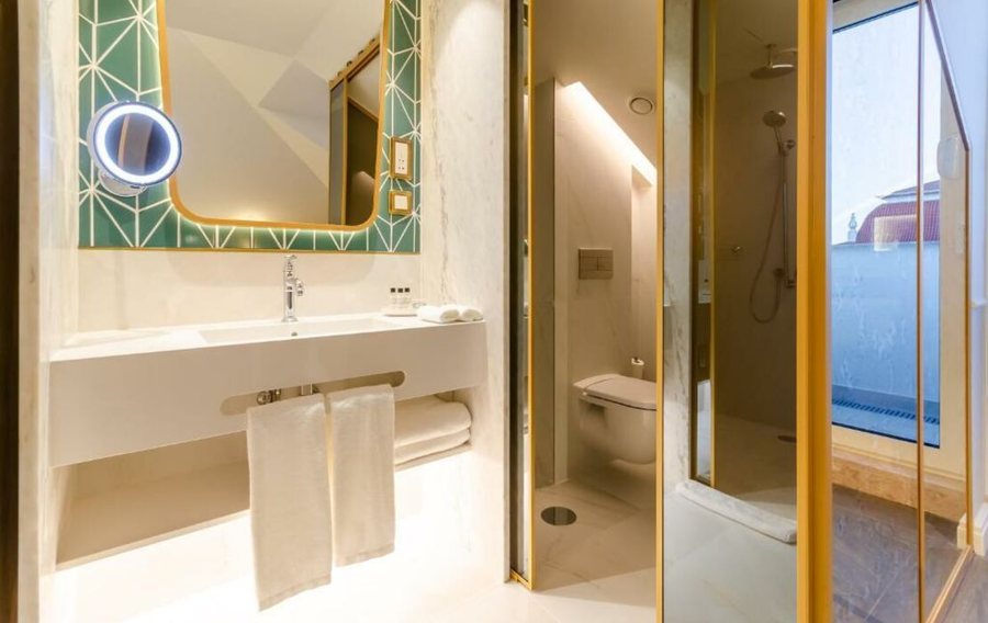 The Emerald House Lisbon Curio Collection By Hilton — Bathroom