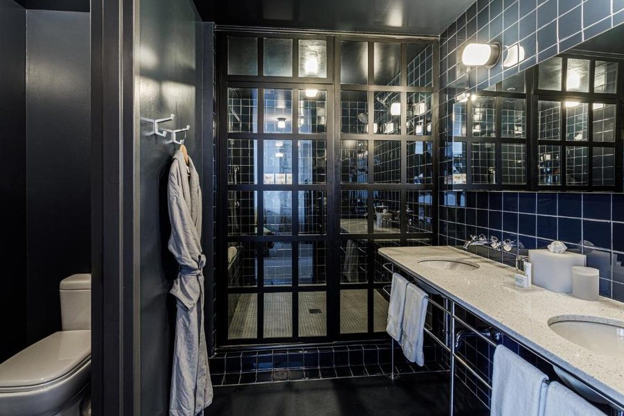 The Emily Hotel Chicago Illinois — Bathroom
