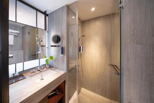 The Emperor Hotel — Bathroom