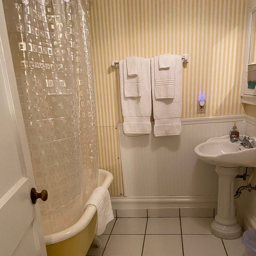 The Estate at Mount Dora — Bathroom