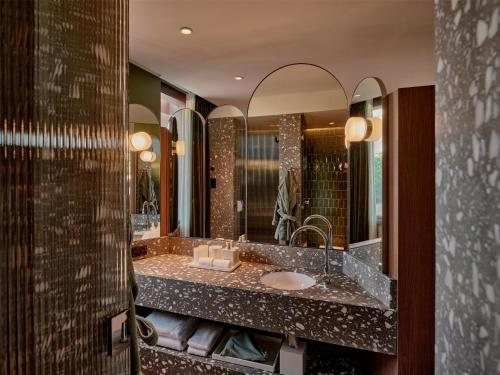 The EVE Hotel Sydney — Bathroom