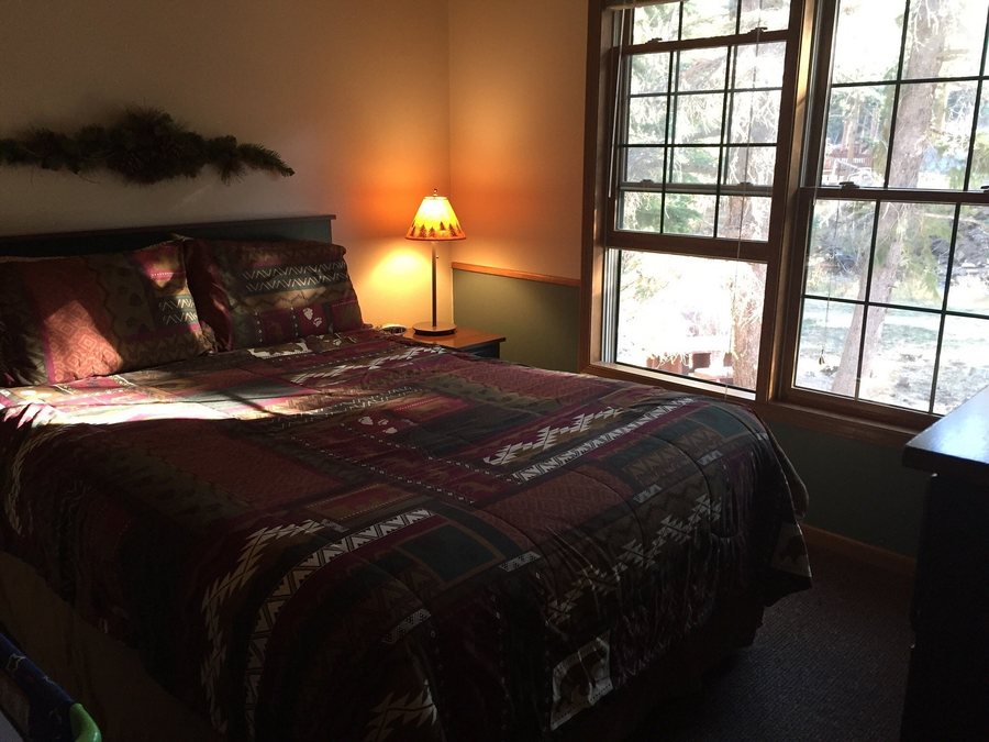 The Evergreens on Fall River — Guest room