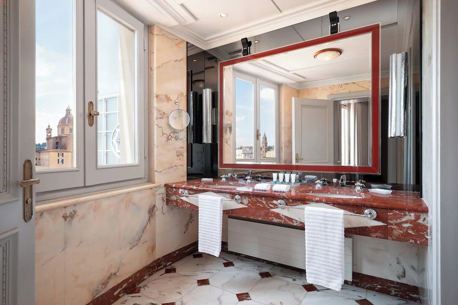The Excelsior a Luxury Collection Hotel Florence — Bathroom