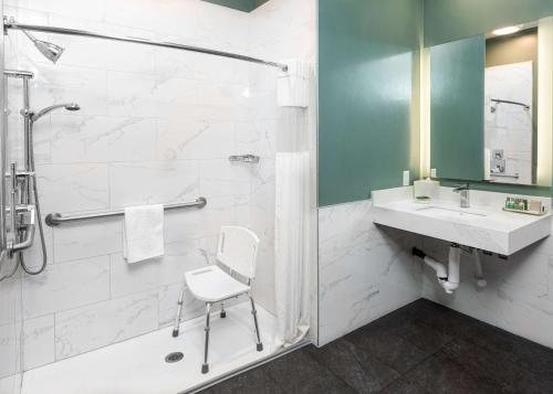 The Fin Hotel Tapestry Collection by Hilton — Bathroom
