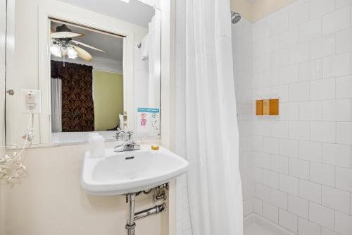 The Fitzgerald Hotel — Bathroom