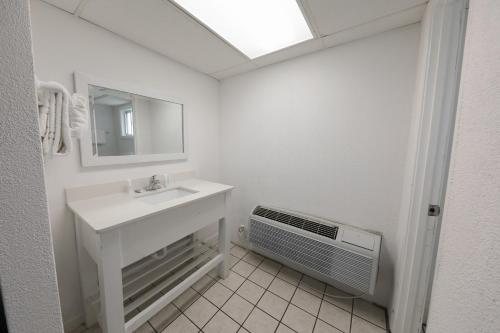 The Flamingo Hotel and Tower — Bathroom