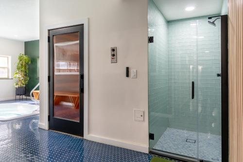 The Fold Hotels Steamboat Suites — Bathroom