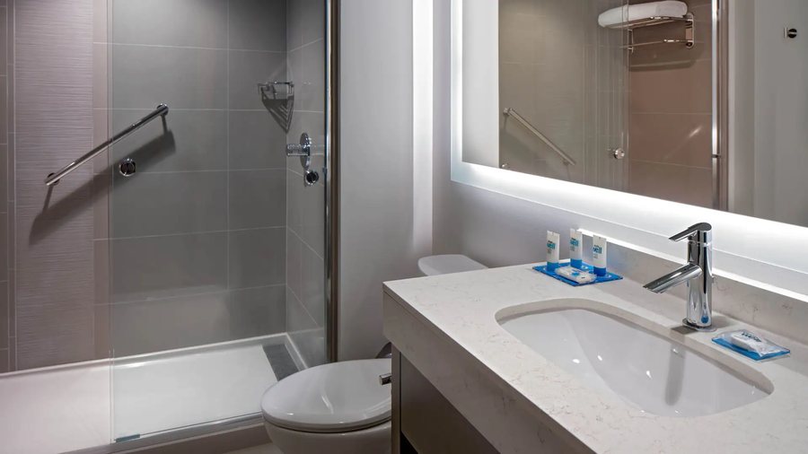 The Fontana Hotel — Bathroom