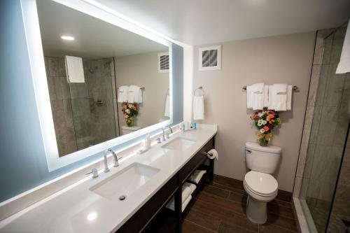 The Fort William Henry Hotel — Bathroom