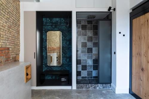 The Foundry Suites Athens — Bathroom