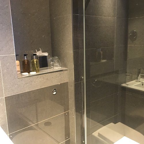 The Fox Goose Hotel Ealing — Bathroom
