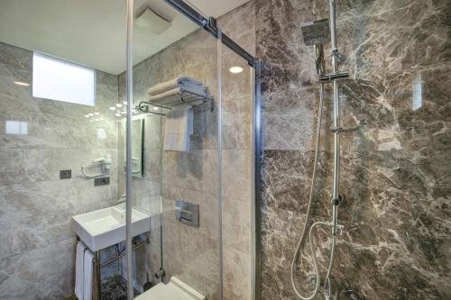 The Fox Hotel Istanbul — Bathroom