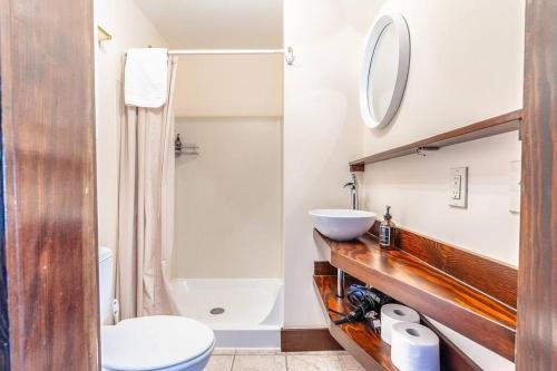 The Foxglove Inn — Bathroom
