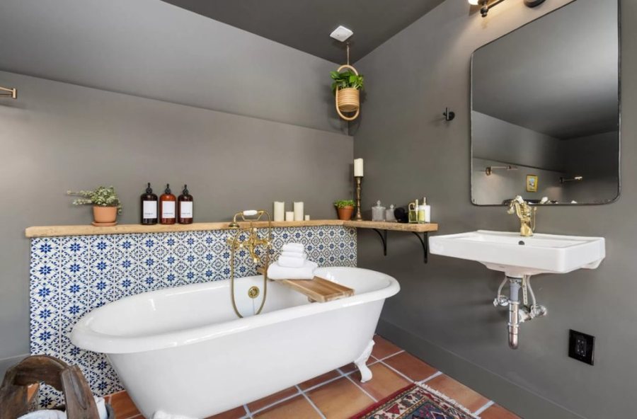 The Frances Modern Inn — Bathroom