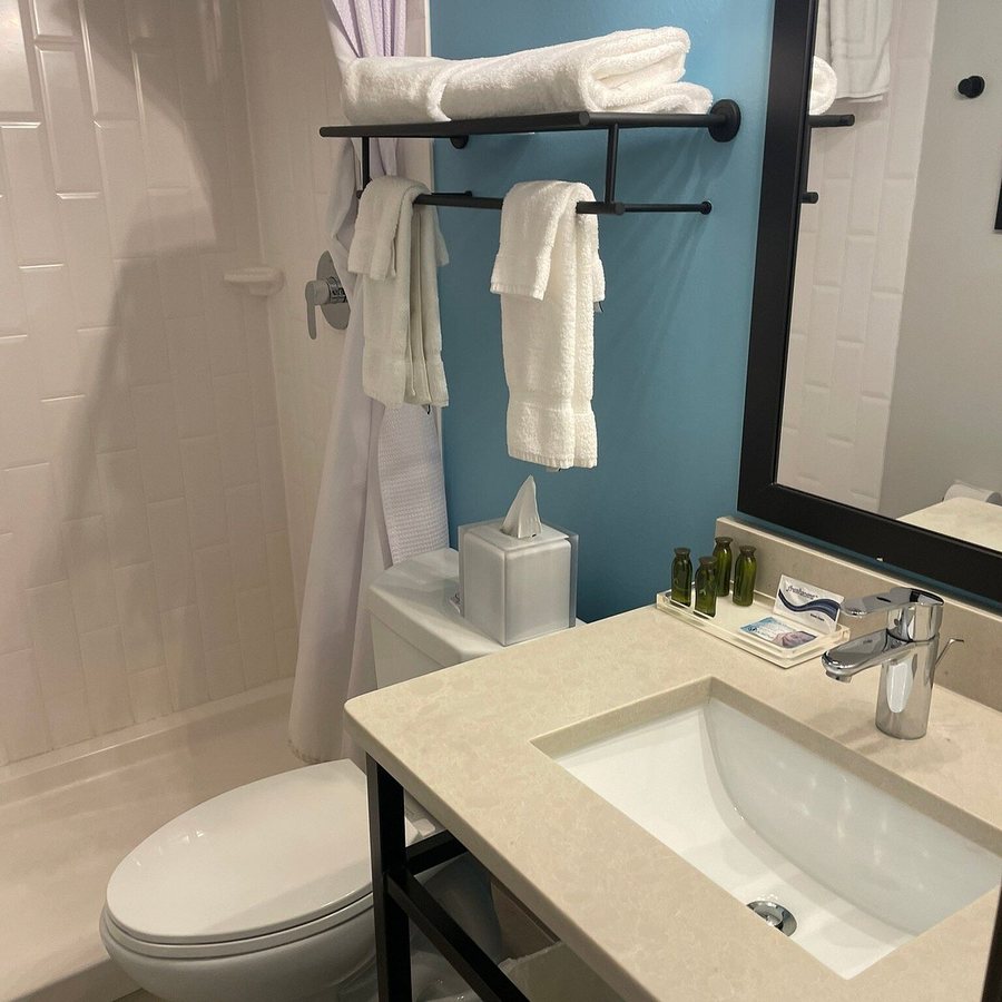 The Freeport Hotel Ascend Hotel Collection — Bathroom