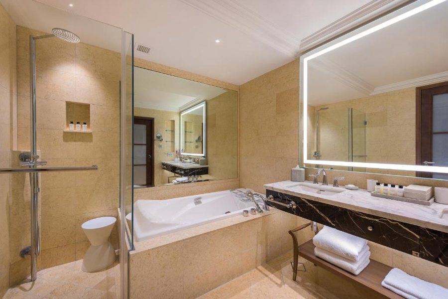 The Fullerton Bay Hotel Singapore — Bathroom