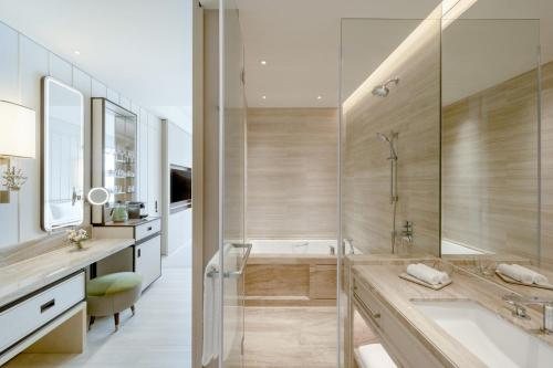 The Fullerton Ocean Park Hotel Hong Kong — Bathroom