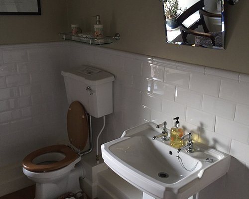 The Gables at Stirling Guest Hotel — Bathroom