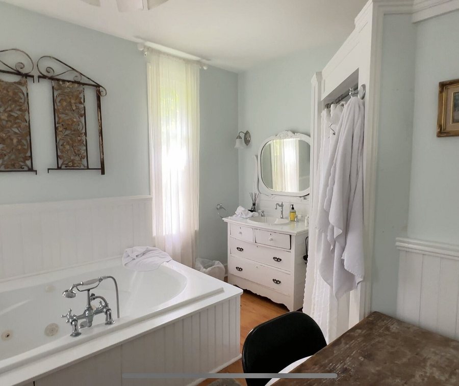 The Gables Of Rhinebeck — Bathroom