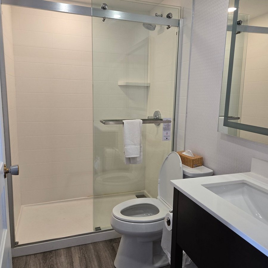 The Gananoque Inn And Spa — Bathroom