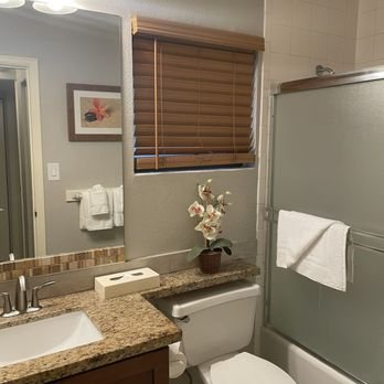 The Gardens at West Maui Hotel — Bathroom