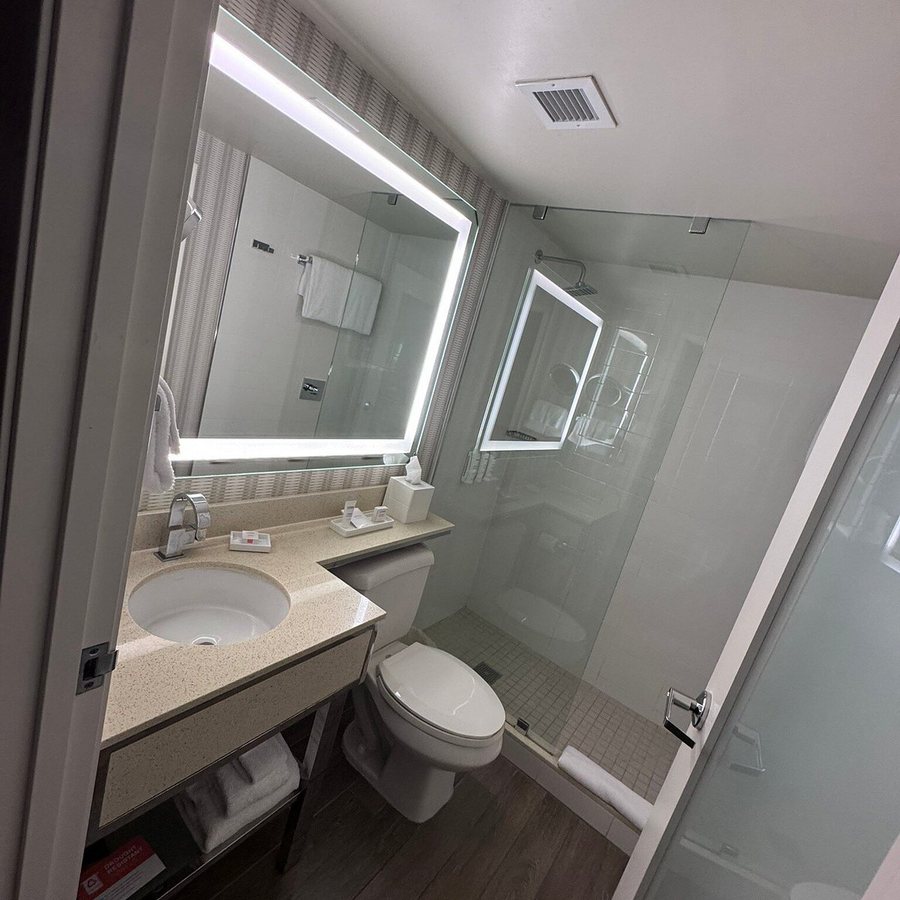 The Garland Los Angeles California — Bathroom