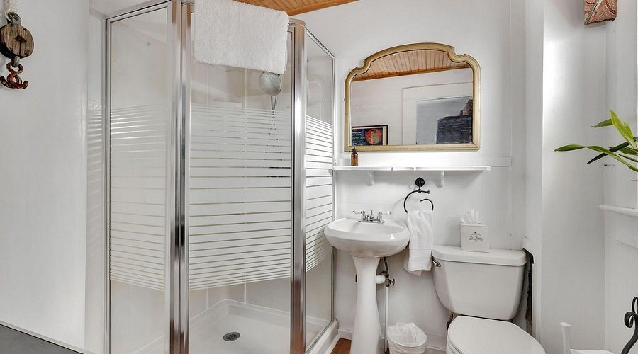 The Gaslamp Bed Breakfast — Bathroom