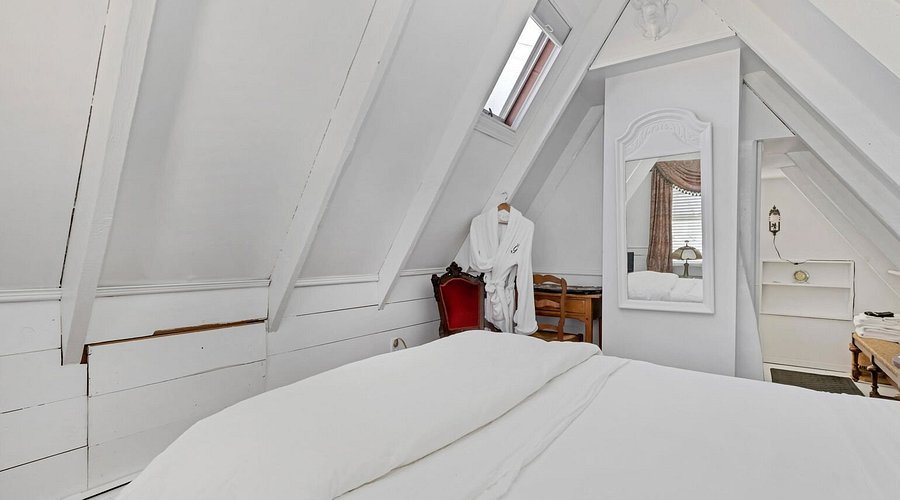 The Gaslamp Bed Breakfast — Guest room