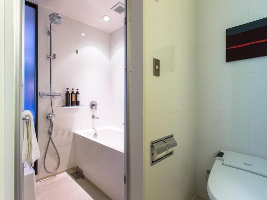 THE GATE HOTEL KAMINARIMON by HULIC — Bathroom