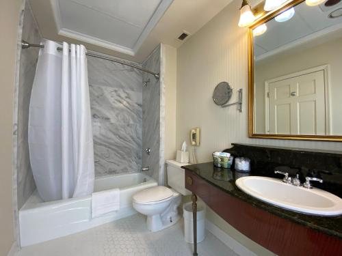 The General Morgan Inn — Bathroom
