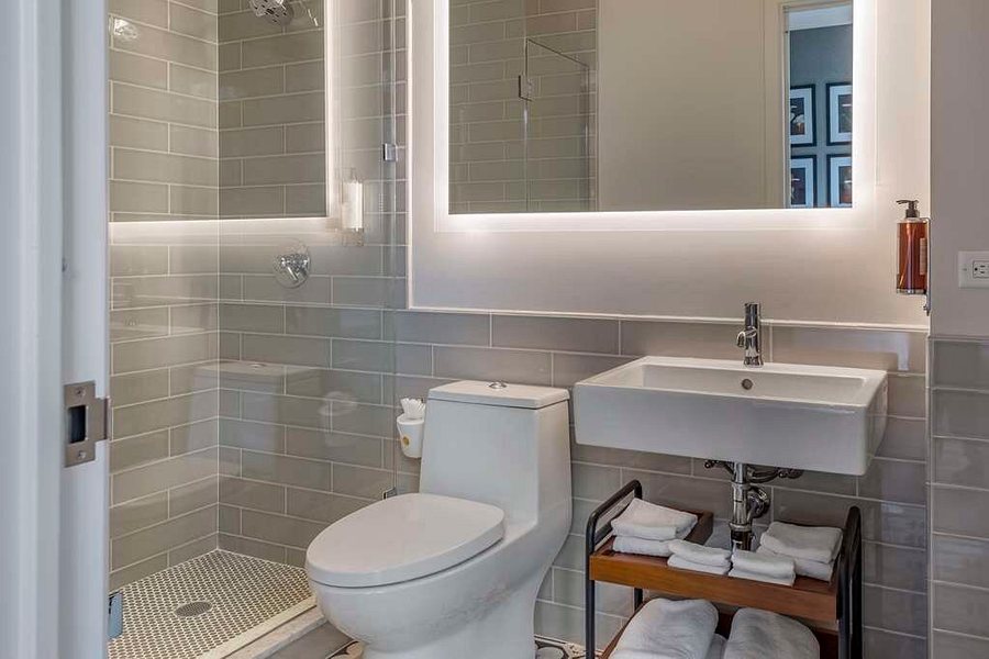 The George Manhattan Tapestry Collection by Hilton New York City New York — Bathroom