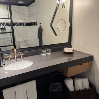The George Valencia Hotel Collection — Bathroom
